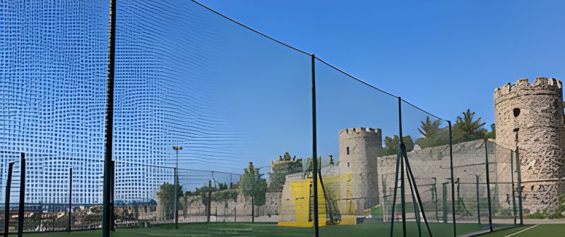Tarihî kale surlarının yanındaki futbol sahasının çevresine gerilmiş file ve kale